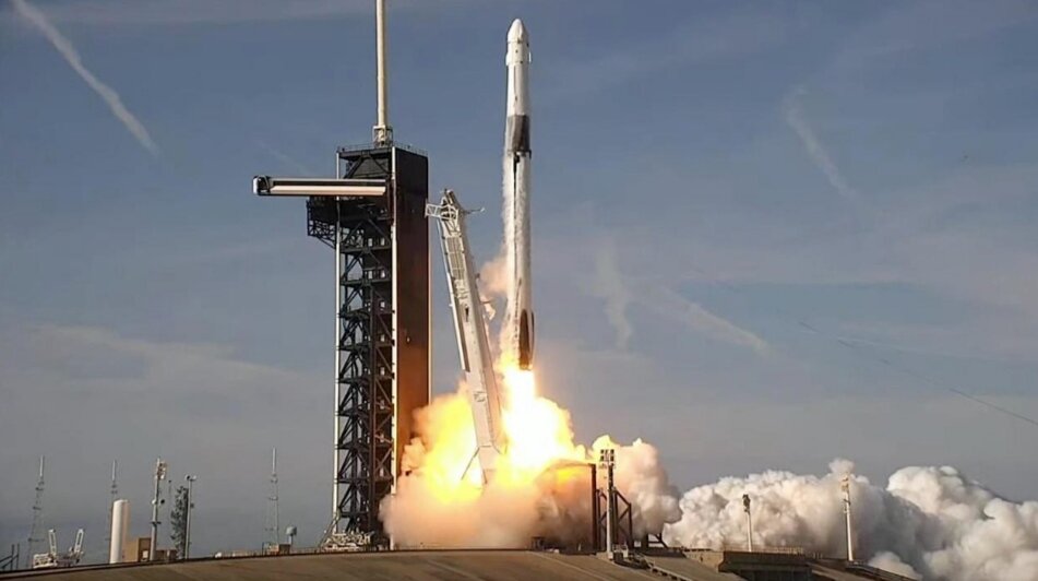 Ракета SpaceX Falcon 9 с кораблем снабжения космической станции Dragon стартовала в субботу из Космического центра Кеннеди, начав 17-часовое рандеву. Если все пойдет хорошо, Dragon, загруженный 7700 фунтами припасов и оборудования, пришвартуется к лабораторному комплексу в 7:30 утра по восточному стандартному времени в воскресенье.