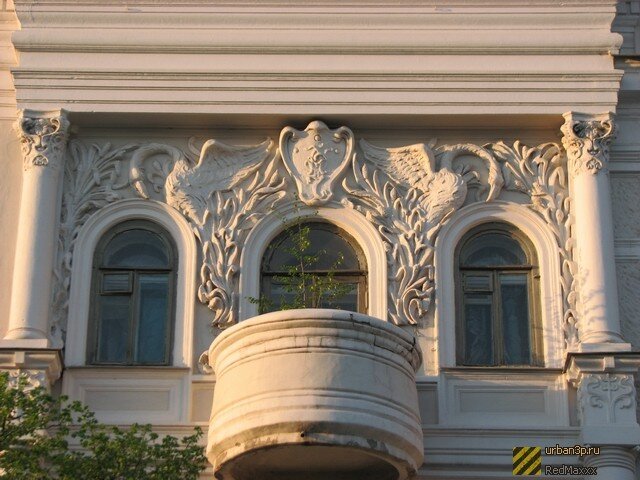 вензель "ДИЧ" на балконом