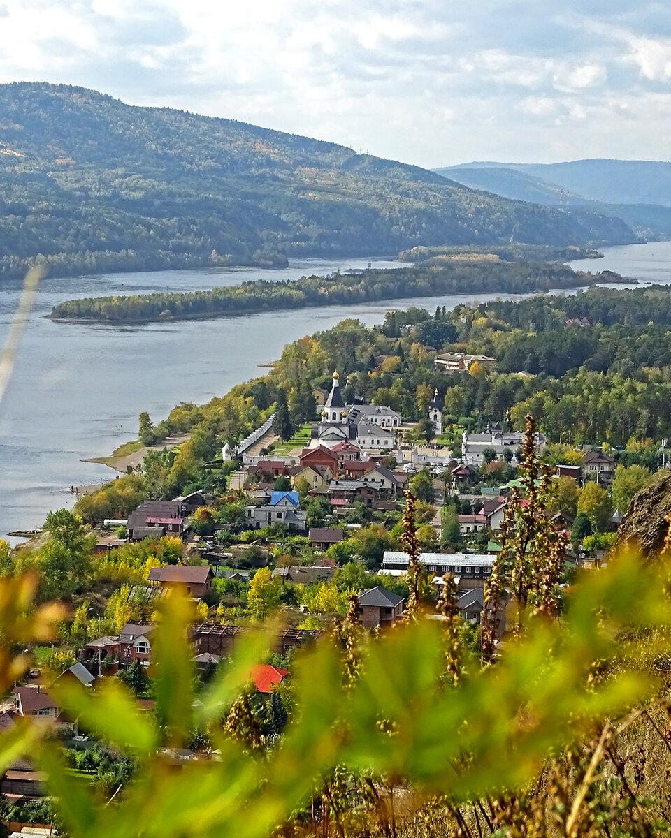 Вид на запад и Свято-Успенского мужской монастырь