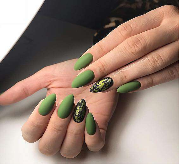 Изумрудный лак для ногтей. Зелёный маникюр на короткие ногти. Изумрудный маникюр на короткие ногти 2022. Маникюр 2024 зеленый фото. Маникюр 2024 зеленый фото.