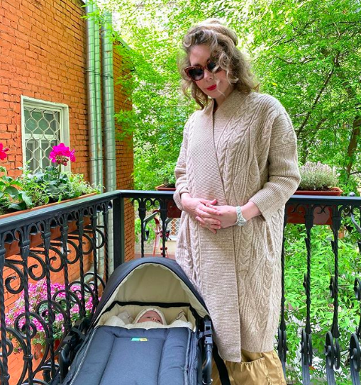 Май выдался холодным. Три градуса тепла. А живем мы по заветам доктора Комаровского - на балконе. Поели, массаж сделали, и спать на балкон.