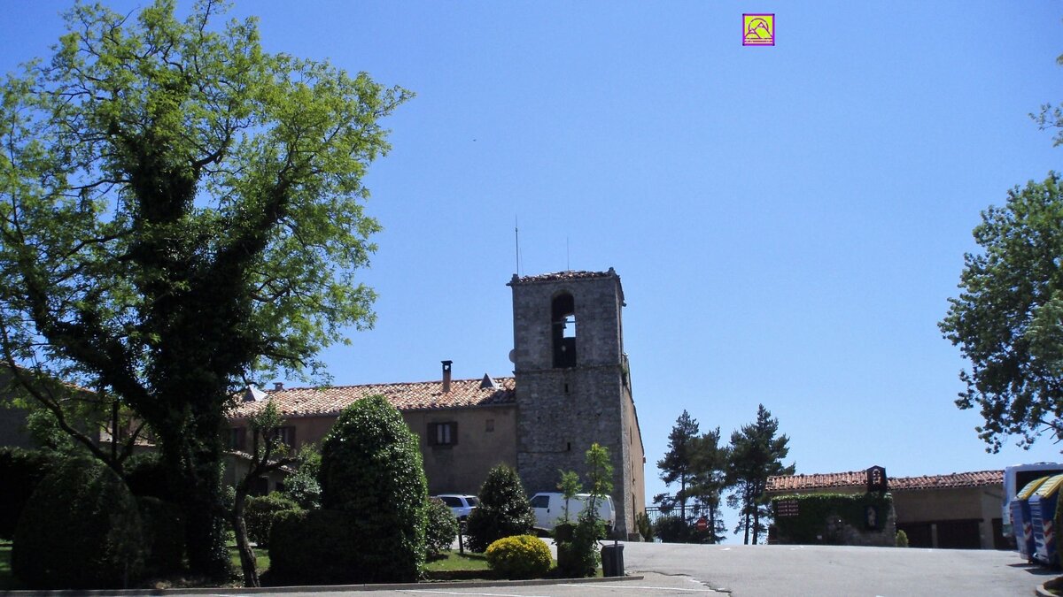 Часовня Девы Марии и туристический комплекс с отелем и рестораном.