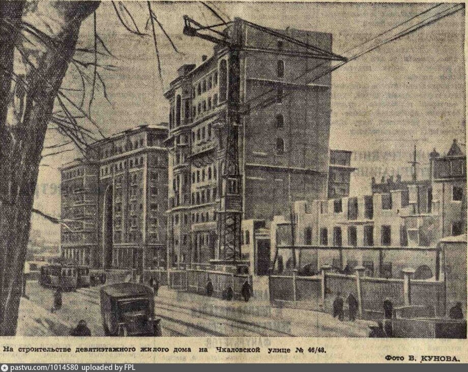Строительство дома №46 на Земляном валу. Раньше у него был и правда адрес 46-48, но на Яндекс.Картах сейчас написано просто 46.