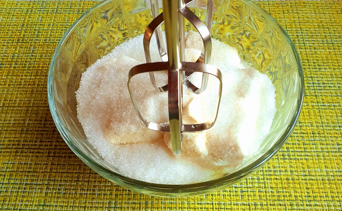 В миске смешать Творог, сливочное масло, щепотка соли,ванилин, сахар..взбить миксером.