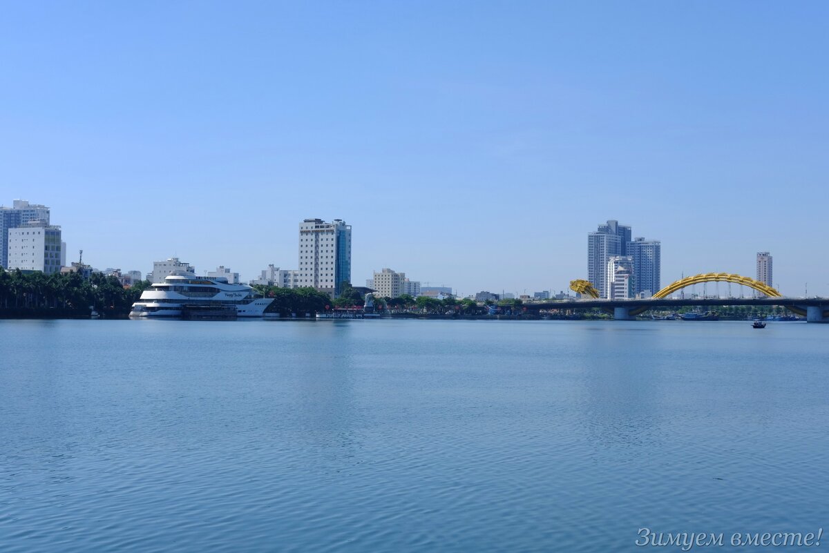 Уместить бы в кадр хоть голову дракона, весь мост не влезает, как ни старайся!