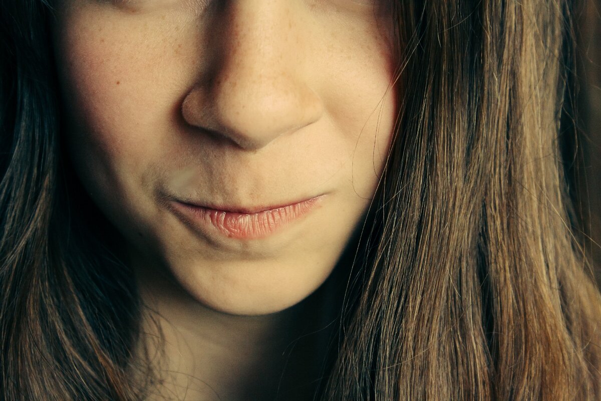 Мимика лица, вызывающая преждевременное старение вокруг рта 