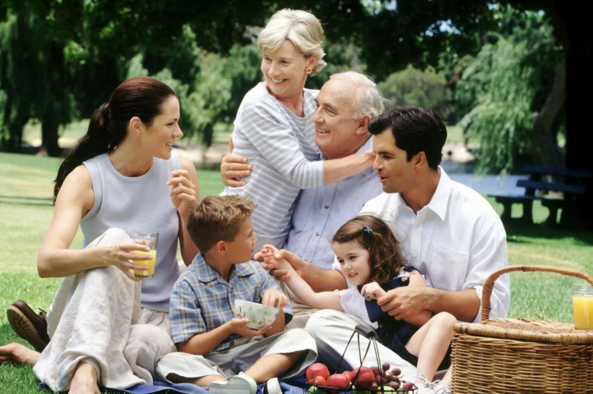 Папа, мама, дедушка, бабушка - вместе дружная семья.