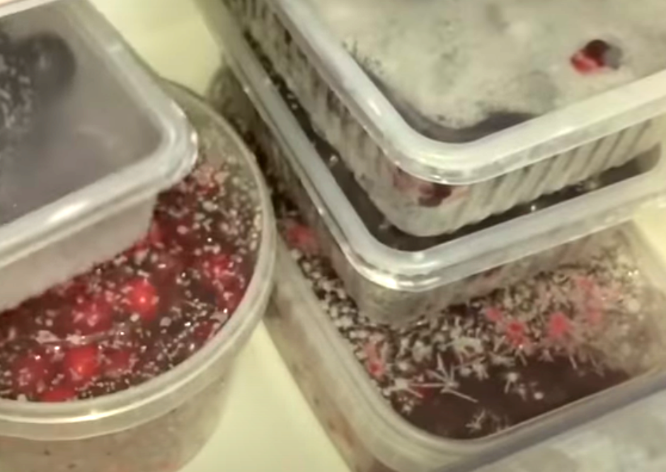 Угадайте! В какой из баночек вишня, а в какой клюква?