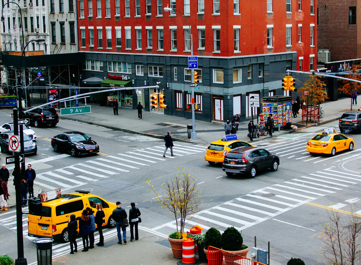 Регулируемый перекресток (разрешение противоположных свойств во времени)