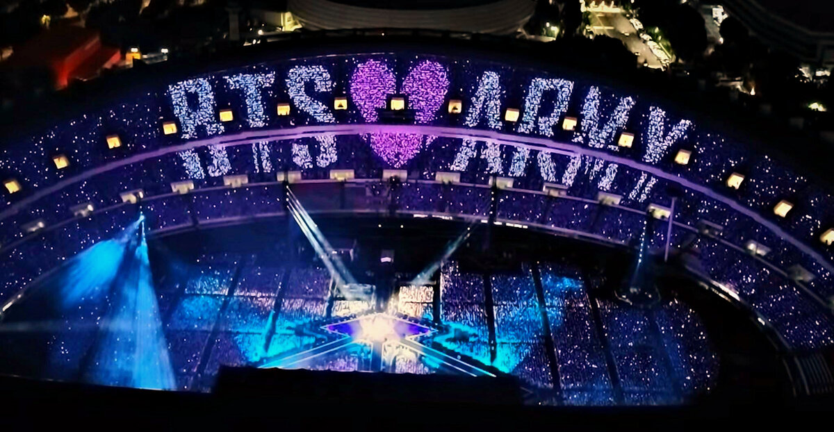 Надпись из лайтстиков "BTS💜 ARMY" на концерте BTS