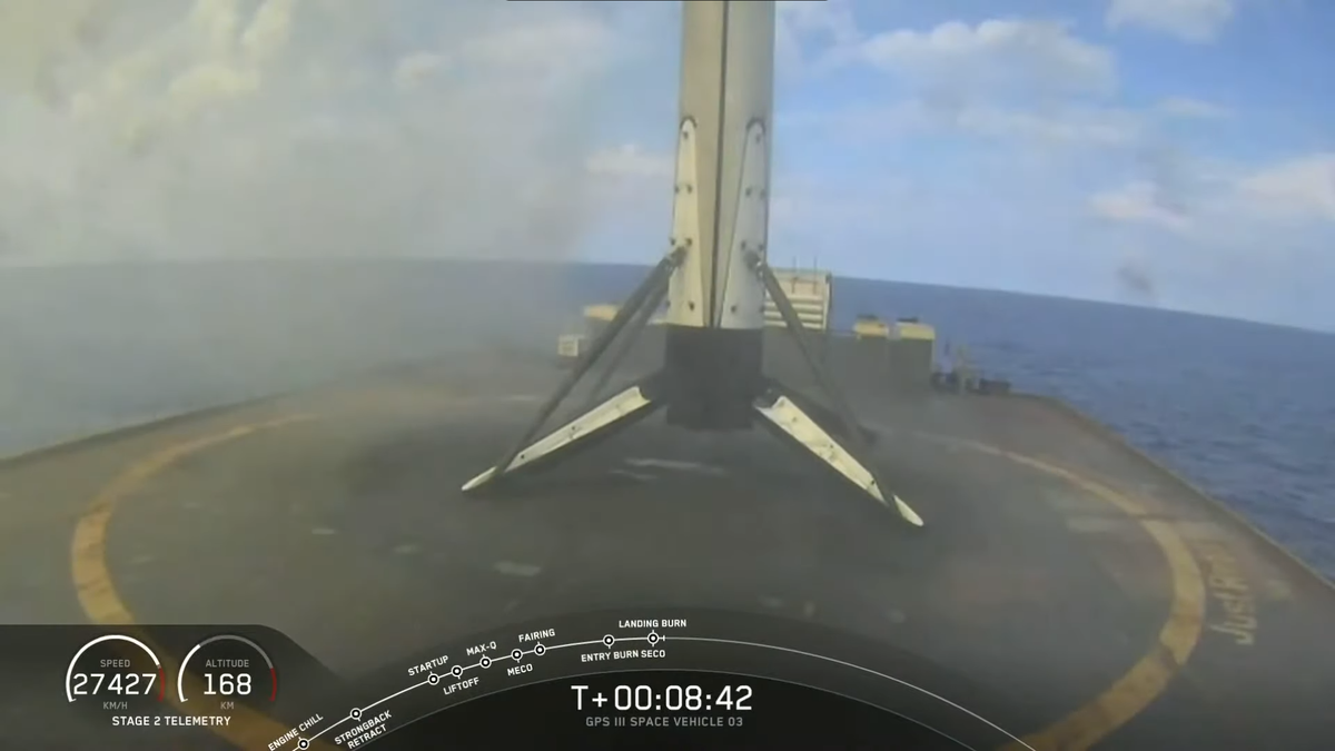 Первую ступень РН Falcon-9 успешно посадили на плавучую платформу JRTI в Атлантическом океане.