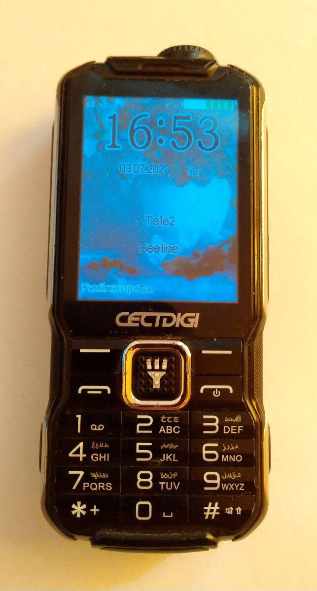 Классный телефон придумали китайцы для бабушек и дедушек. Даже есть фонарик