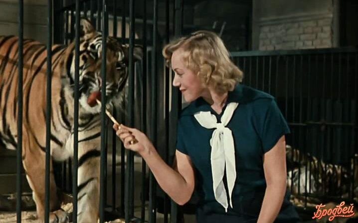 «Неужели девушка надеялась победить в этой схватке ?»