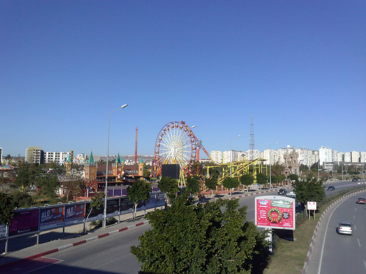 Вид на луна-парк до постройки нового колеса