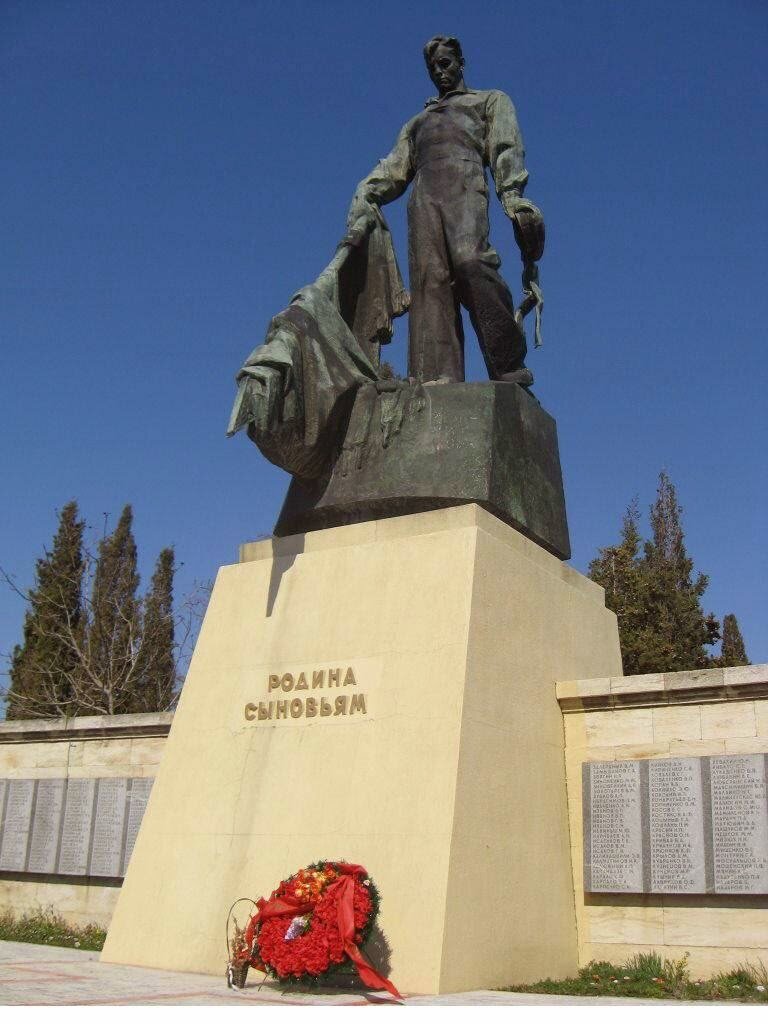 Памятник погибшим морякам экипажа линкора "Новороссийск"