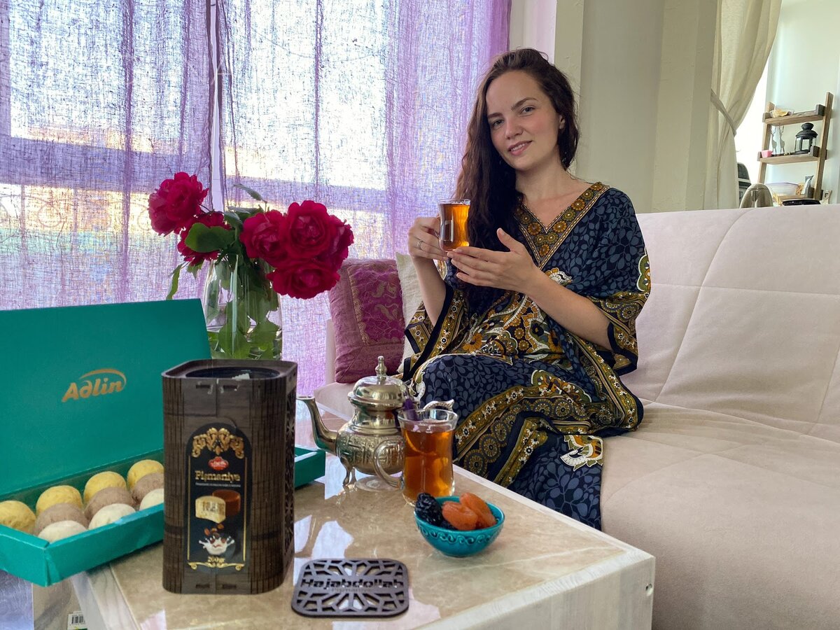 Тут как раз и бежевые шторы стирать отнесли – а сменные сиреневые еще больше добавили атмосферы!