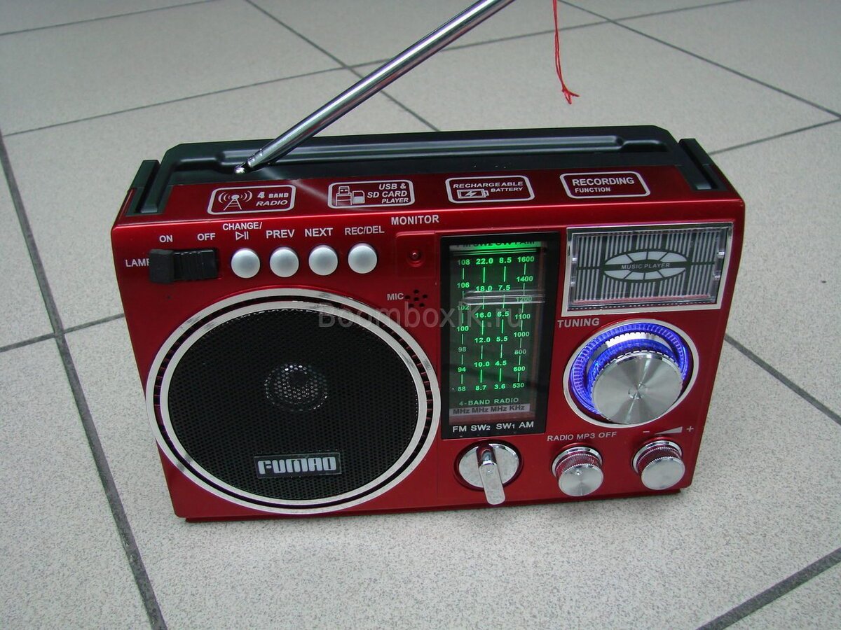 общий вид. Включена подсветка шкалы