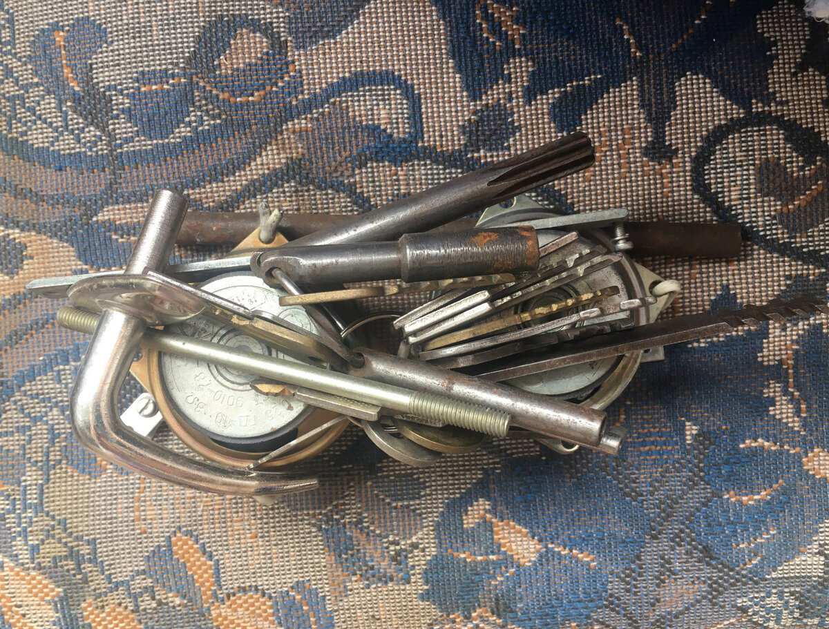 "Странные магниты" - подумала я, отдирая от металлической кучи железные предметы