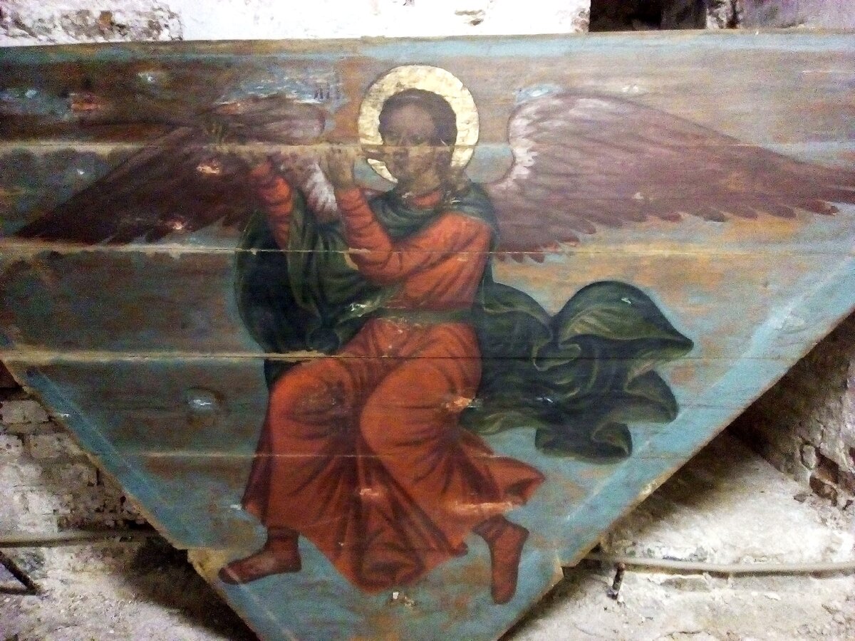 В Христорождественском соборе города Каргополя два года назад набрели на выставку "небес" - потолочных расписных перекрытий в храмах Русского Севера. В подклете собора эти небеса хранились в разобранном виде.