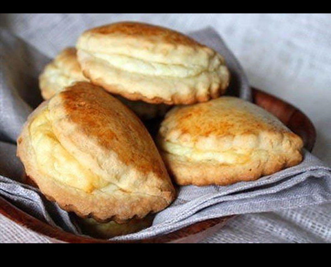 Сочники

Вот воскресным вечерком решила сделать что-нибудь вкусненькое и побаловать домашних. Выбор пал на сочники. Ну люблю я их и все тут
Делается все просто на раз-два ;)

Ингредиенты:

Для теста:
●мука — примерно 4 стакана
●маргарин — 150гр
●яйца — 2 шт (если крупное, то и одно можно)
●сахар — 4ст.ложки
●соль — 1/2 ч.л.
●сметана 25% — 6 ст.л.
●разрыхлитель для теста — 1/2 ч.л. (можно заменить гашеной содой)
Для начинки:
●Творог — 0,5кг
●Сахар — 3 ст.л.
●Яйцо — 1шт
●Мука (если получается вдруг жидковато) — 1-2ст.л.
●Ванильный сахар — по вкусу

Приготовление:

Итак, для начала делаем тесто. Смешиваем маргарин (я подтапливаю его в микроволновке), яйца и сахар.
Потом добавляем сметану, соль и опять размешиваем. В полученную массу добавляем муку и разрыхлитель
Вымешиваем тесто. В итоге у нас получается вот такой колобок.
Отставляем его на время и займемся в это время начинкой. Начинка делается элементарно. Просто смешиваются все компоненты друг с другом. Начинка получается плотная, она не должна растекаться.
Далее раскатываем на столе, посыпанный мукой или смазанный растительным маслом, тесто. Не тонко, примерно чтоб полсантиметра было. И вырезаем подручными материалами (у меня это чашка) из него кружочки
Берем начинку и кладем на край нашего кружка. А оставшейся половинкой накрываем начинку. Сбоку прищипываем пальчиками, а серединку оставляем открытой
Выкладываем сочники на протвинь, смазанный растительным маслом. Сверху смазываем яйцом. И отправляем выпечку в духовку, разогретую до 180 градусов, примерно на 25 минут.

Приятного аппетита!
