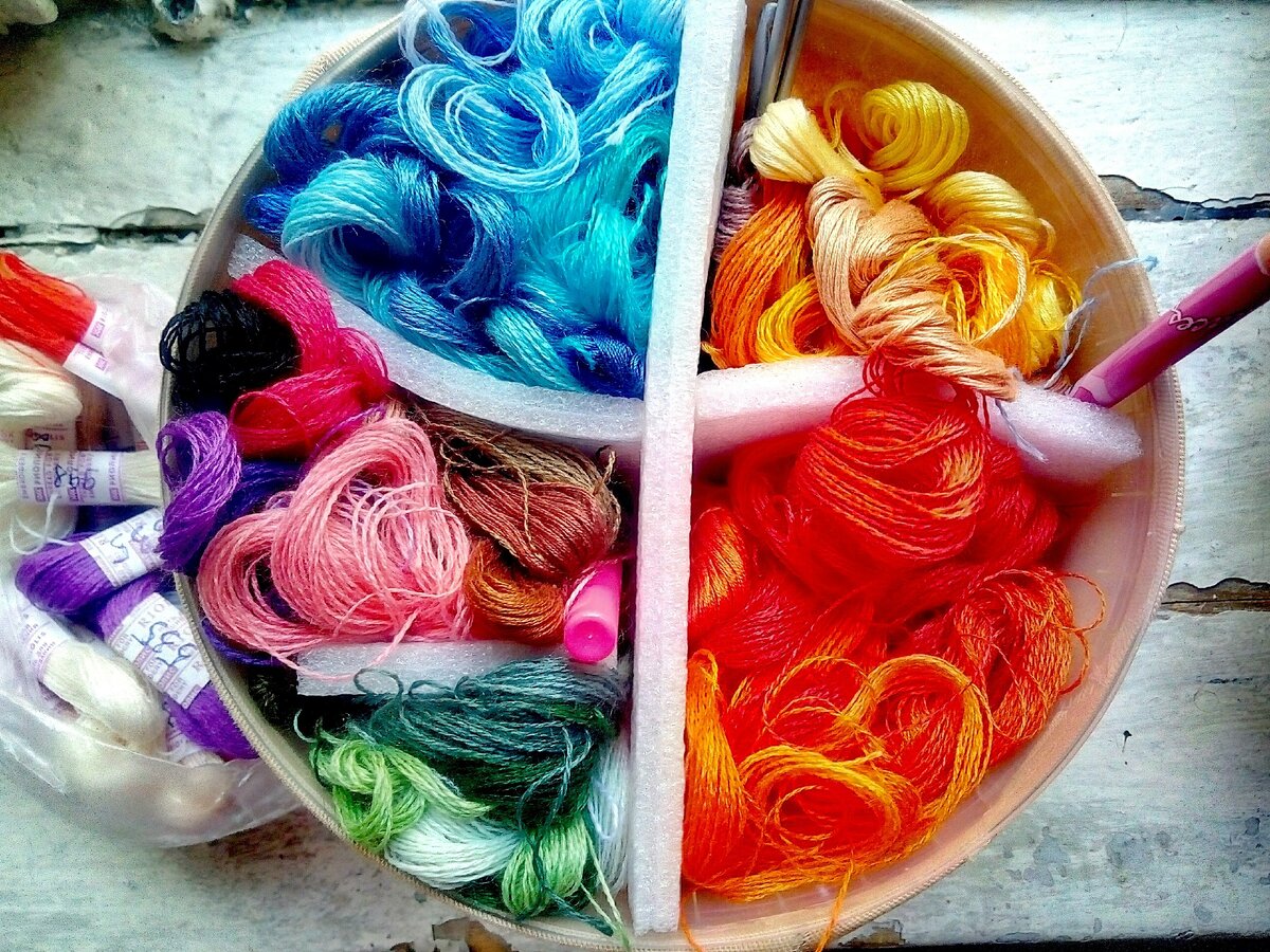 Так я храню нитки, постепенно пополняя запасы. Фото автора.