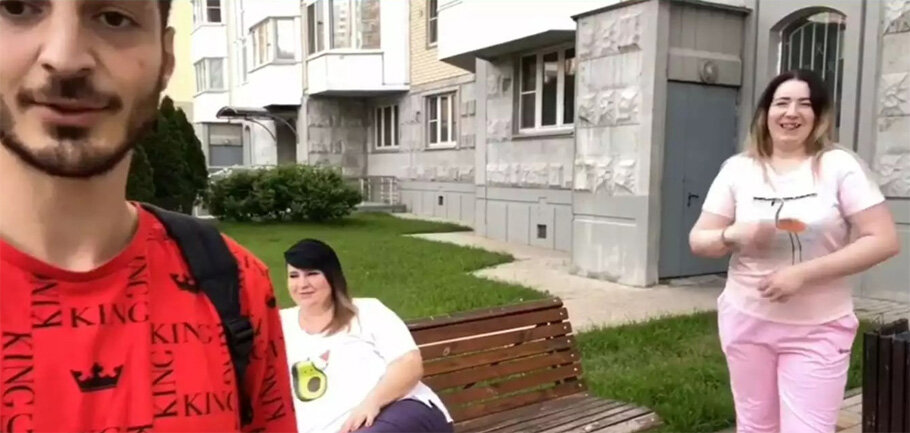 Иосиф на прогулке с женой и ее ее младшей сестрой