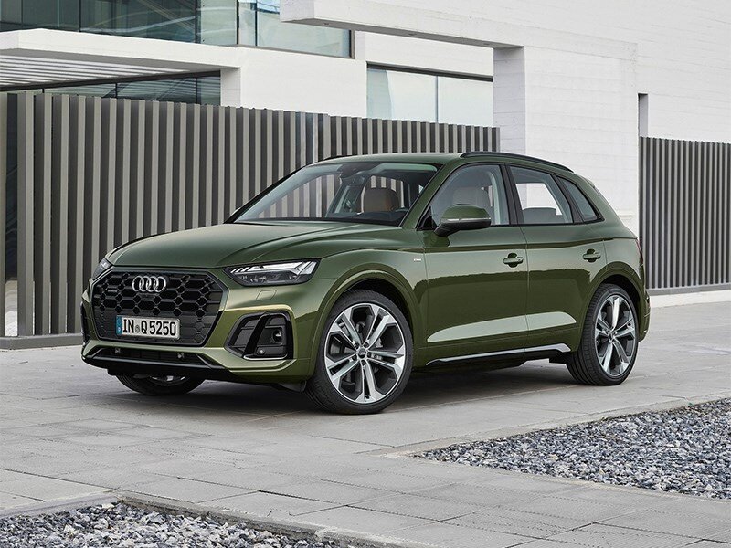  Второе поколение среднеразмерного кроссовера Audi Q5 выпускается с 2017 года. На четвертом году производства Audi представила обновленную версию модели. Она получила изменения в дизайне и технике 
Как узнать снаружи модернизированный Q5? У него другая передняя и задняя бамперные группы, восьмиугольная решетка радиатора, а фары и фонари — полностью на светодиодах, причем фонари на органических (они формируют более замысловатую графику света). Экстерьер автомобиля приблизили к последней итерации фирменного стиля Audi — в формах стало больше грубого характера. В салоне главное нововведение — улучшенная медиасистема MMI, которая умеет воспринимать голосовые команды и обмениваться информацией с окружающей средой по принципу V2X.

По части техники изменение следующее: Audi Q5 отныне по умолчанию будет оснащаться системой типа «мягкий гибрид», в которой двигателю внутреннего сгорания ассистирует 12-вольтовый стартер-генератор — он снижает расход топлива и улучшает динамику. Гамма двигателей традиционно станет зависеть от рынка. В Северной Америке основной упор делается на вариант с 2,0-литровым бензиновым турбомотором мощностью 261 л.с. В Европе — с 2,0-литровым турбодизелем мощностью 204 л.с. В линейке также будут более доступные 2,0-литровые турбодизели мощностью 136 и 163 л.с., 3,0-литровый турбодизель (мощность не уточняется), бензиновый 2,0-литровый мощностью 204 л.с., подзаряжаемый гибрид на базе 2,0-литрового TFSI (общая мощность — 367 л.с.). Модернизированную версию спортивного SQ5 представят позже.
 