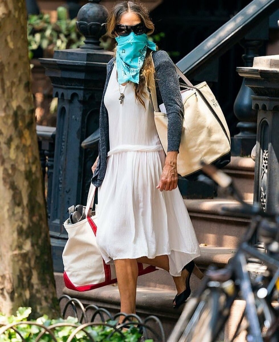 Сара Джессика Паркер выходит из дома в Нью-Йорке. Внимание мое на данной фотографии привлекли вены на руках. У моей мамы такие же, потому что мама моя такая же худая, как Сара Джессика. 