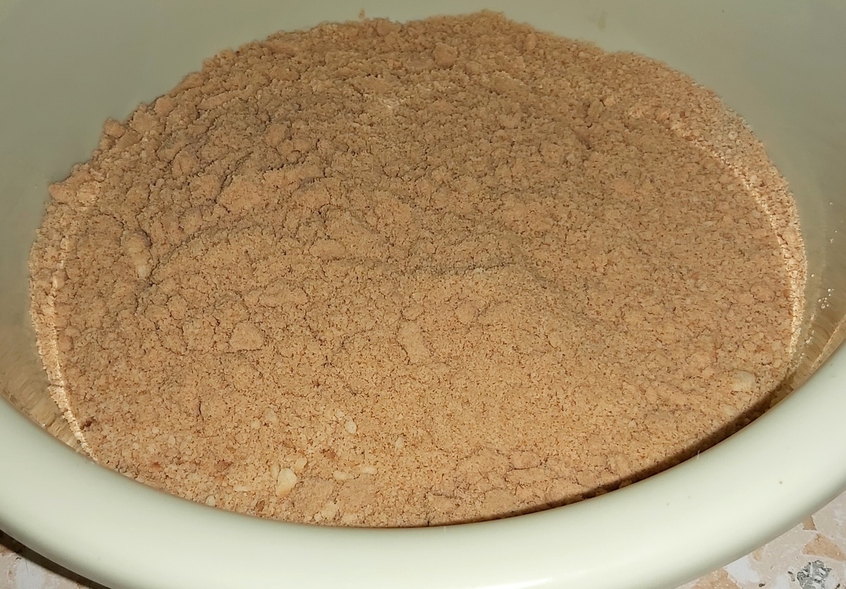 В тазике получилось вот столько "опилок" из печенья