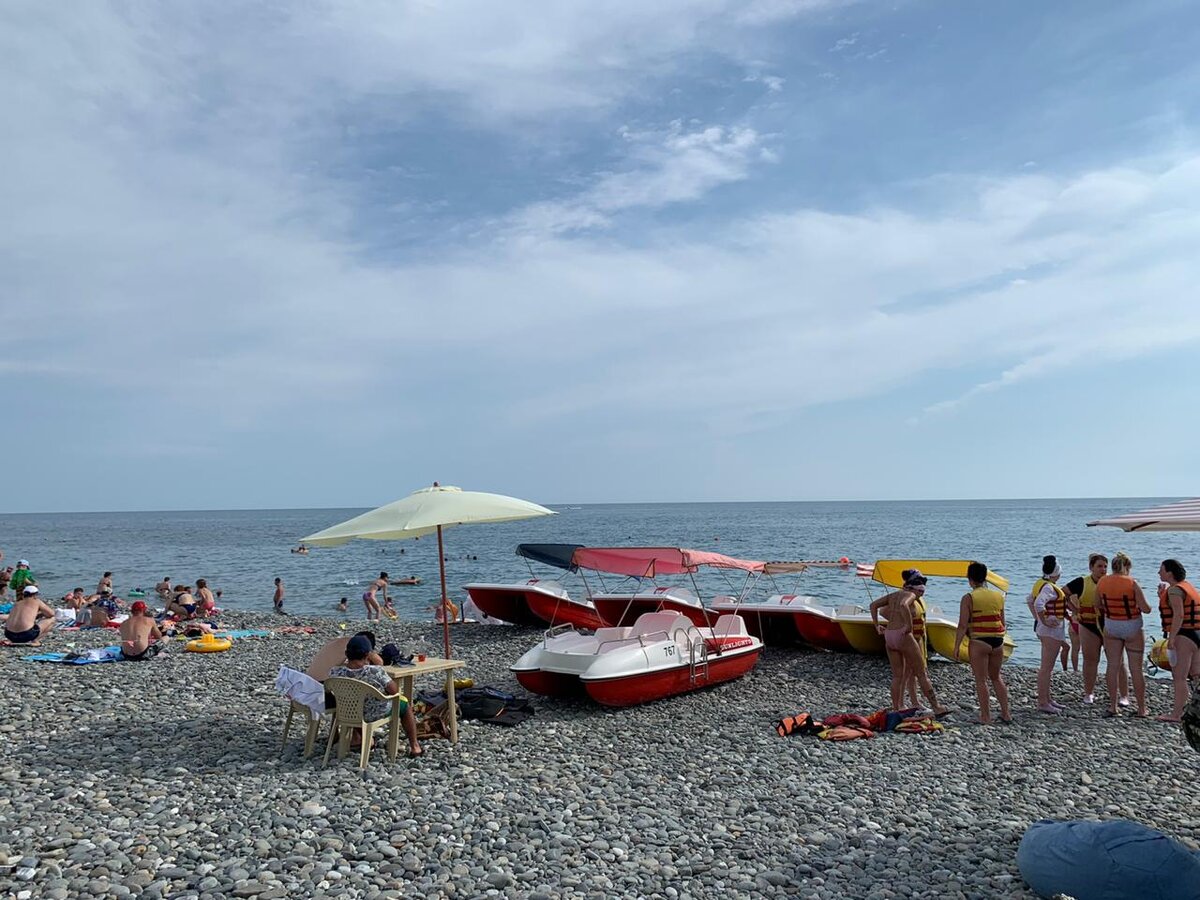 Теперь здесь яблоку упасть негде. Адлер, 2019