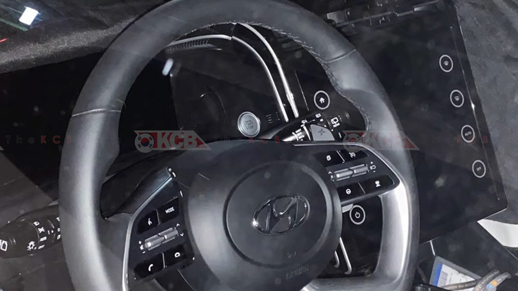 Шпионский снимок интерьера нового Hyundai Tucson с вертикальным планшетом