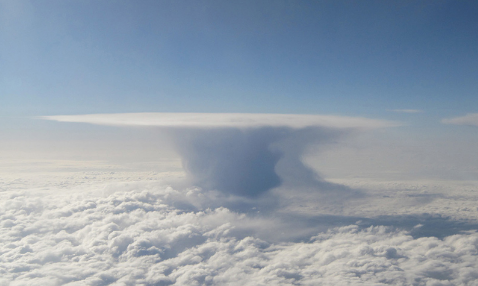  Форма наковальни видна издалека и предвещает шквальный ветер.