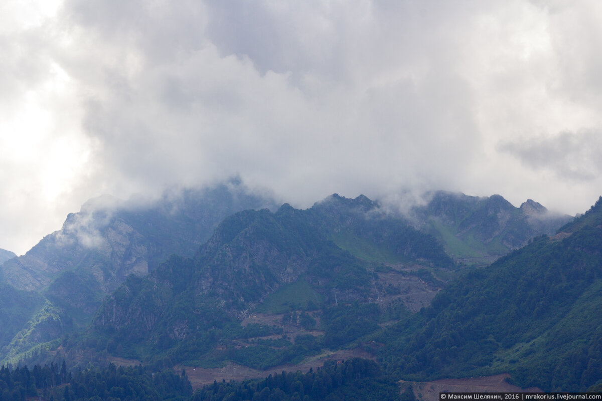 1. А кругом горы.