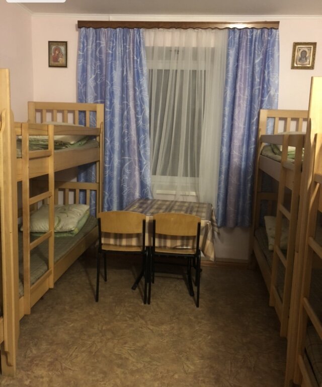 В эту келью меня поселили, ночевала одна, в в том году  паломников было много