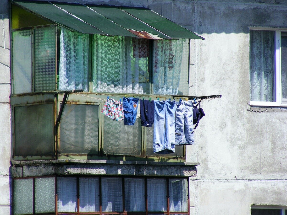 Женские трусы висят на балконе