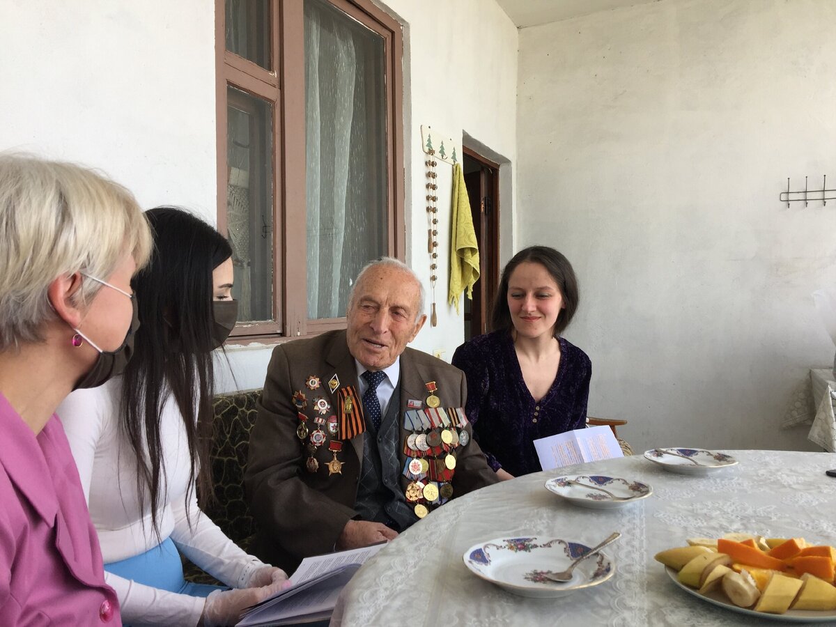 Нерсес Оганесович Симонян принимает гостей. © Елена Шуваева-Петросян