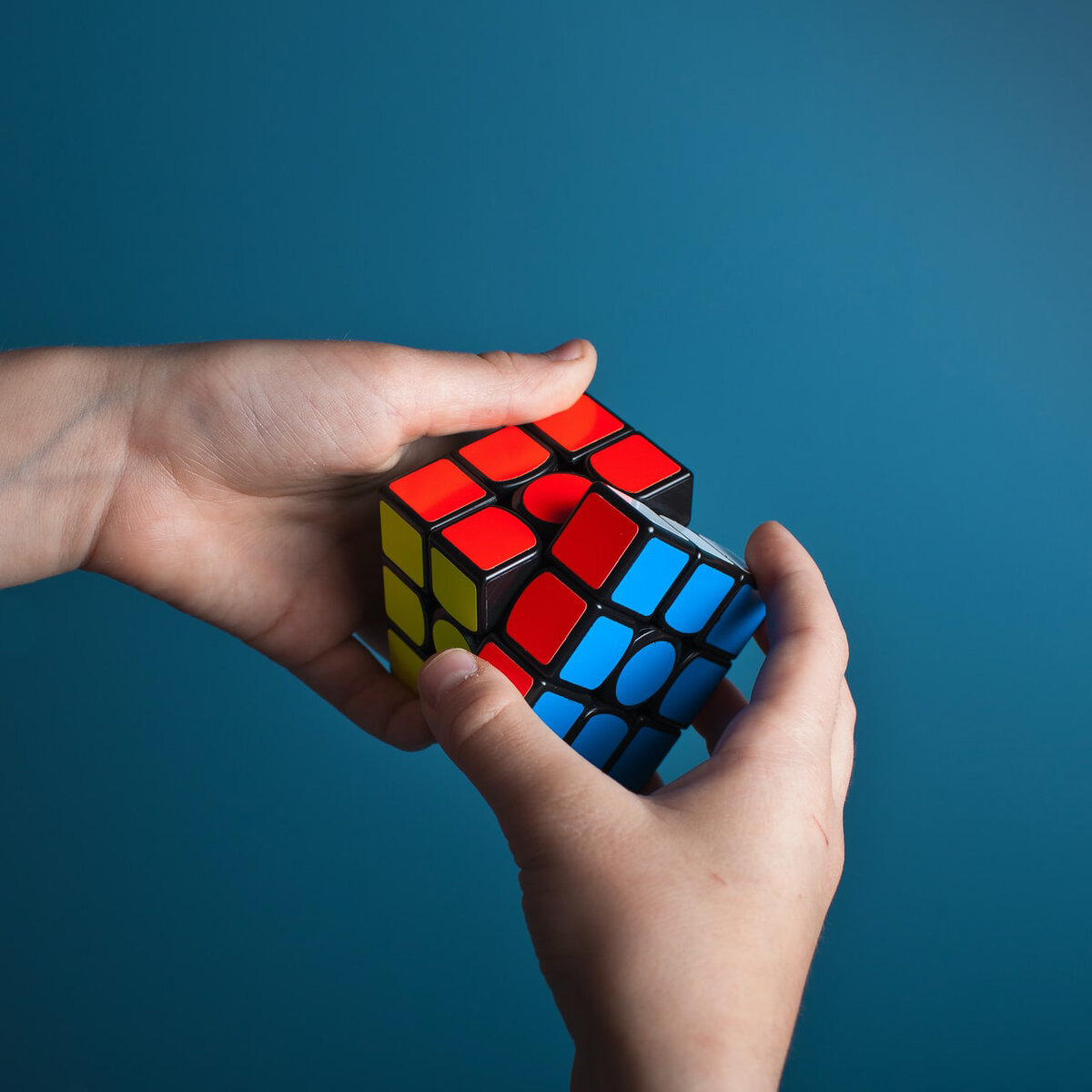 Человек с кубиком Рубика