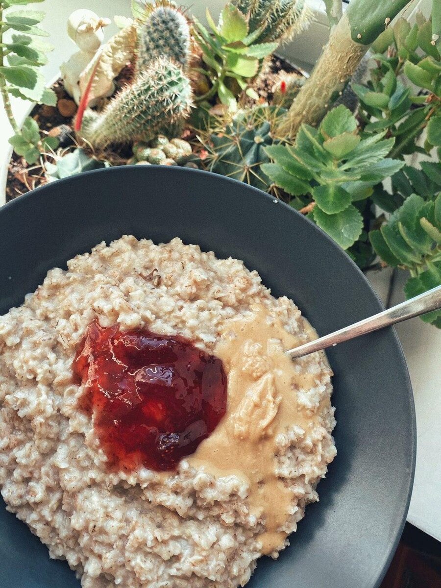 Мое любимое сочетание - арахисовая паста и клубничный джем 🥰