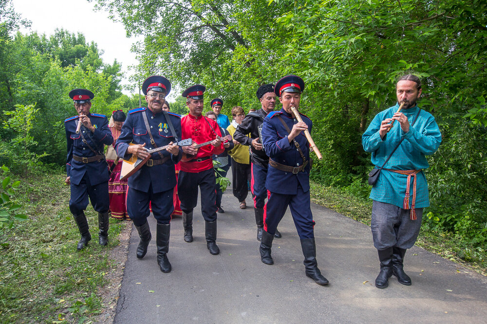 Встреча туристов в селе Колодежное у старинной водяной мельницы. Воронежская область (ещё 1 фото)