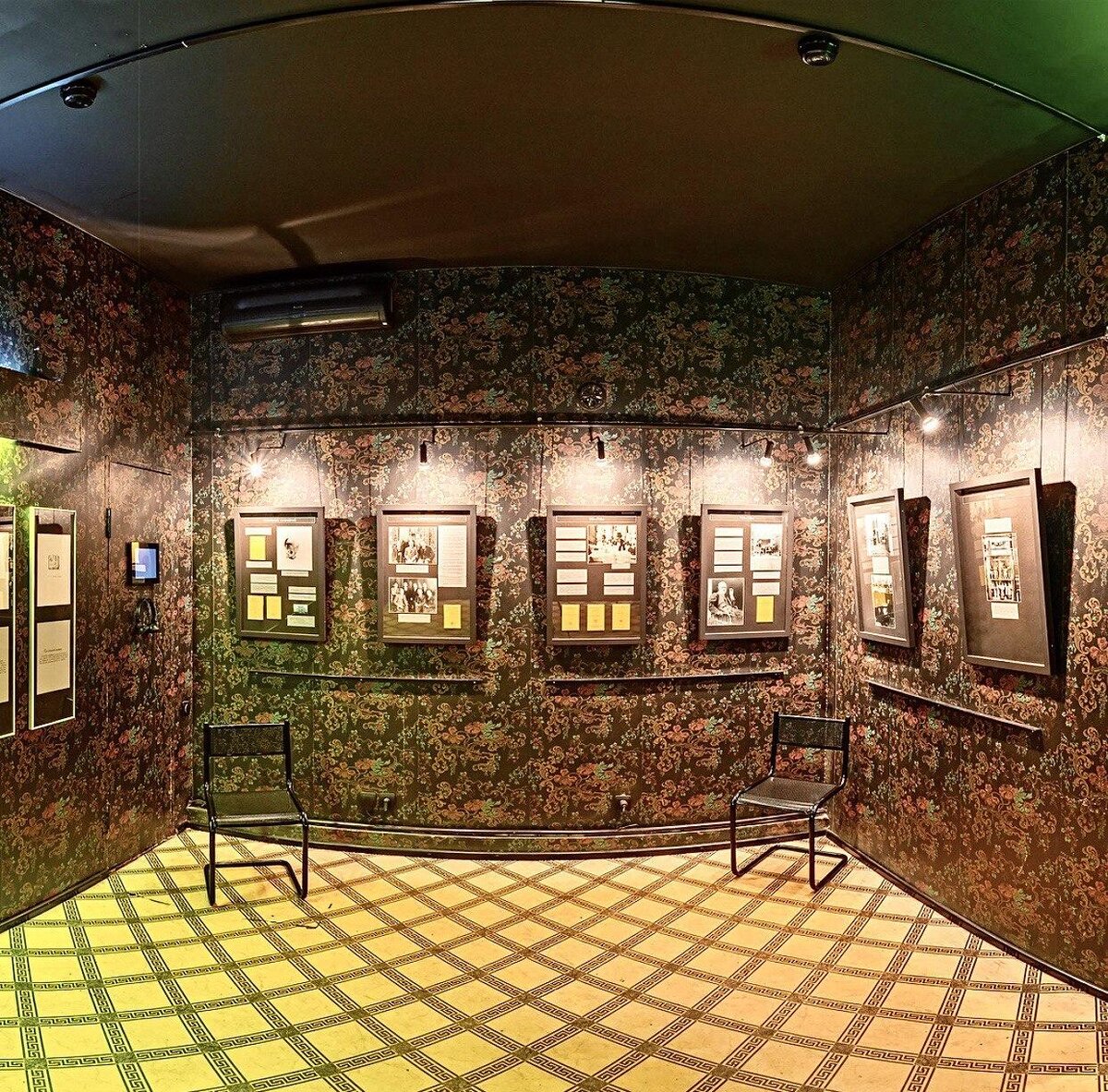 Так выглядит светлая комната, на стенах зарисовки с комментариями от самого Зигмунда Фрейда.