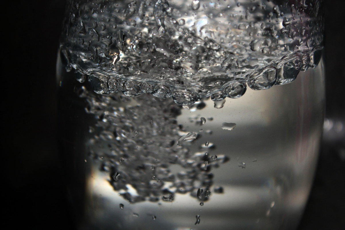 Бокал пузырьками. Стакан воды. Пузырьки в стакане. Вода с пузырьками в стакане. Пузыри в стакане с водой.