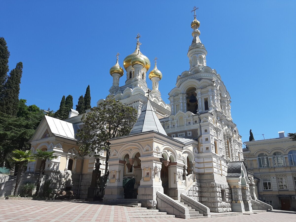 Что в крыму. Храм Александра Невского в Ялте. Дворец Александра Невского Ялта. Храм в Ялте Массандра. Достопримечательности Ялты 2021.