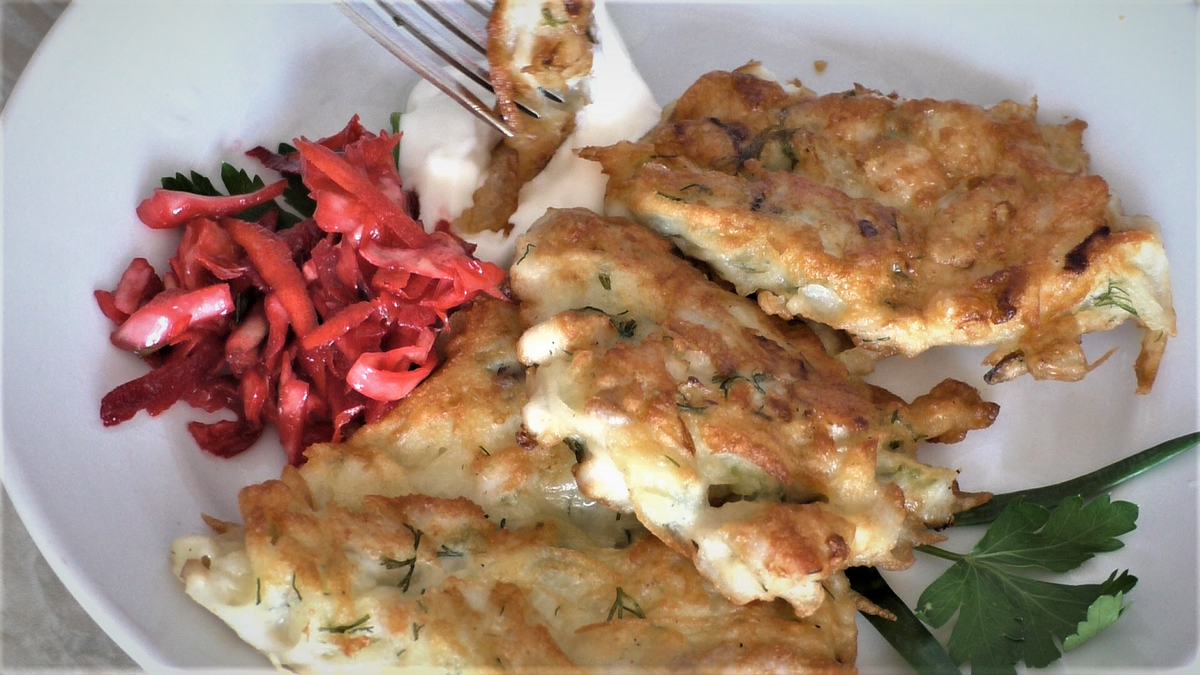 Драники с сыром и колбасой. Куриные драники. Драники с куриной грудкой. Курица с драниками. Драники картофельные с курицей.