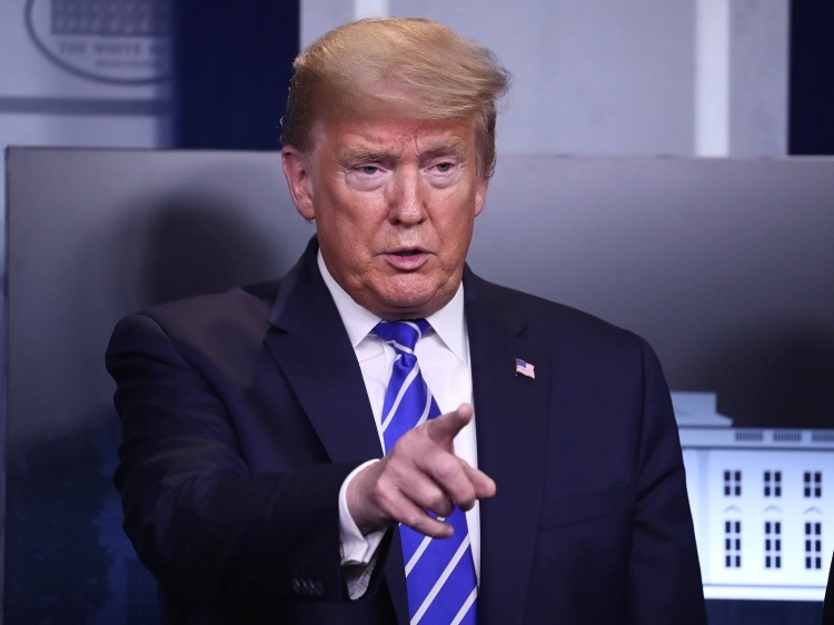 Дональд ТрампВпрочем, по-видимому, это лишь начало долгого конфликта американской администрации и китайской платформы. Представители китайских компаний уже неоднократно уверяли общественность, что не передают никаких секретных сведений. А в эту пятницу они даже пригрозили правительству США судом: по их мнению, подписанные Трампом указы противоречат принципам международной торговли. У желания президента запретить популярную платформу есть и другая подоплека: некоторое время назад Трамп хотел, чтобы все права на пользование приложением приобрела американская компания Microsoft, а после, по слухам, даже сам пытался выкупить TikTok. Но китайское представительно отказалось идти своенравному президенту навстречу.