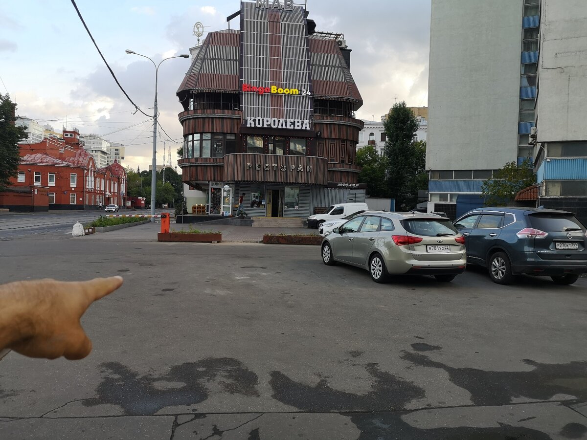 Место где стояла моя машина. Справа две тачки, должно быть, блатные (или супертяжелые)