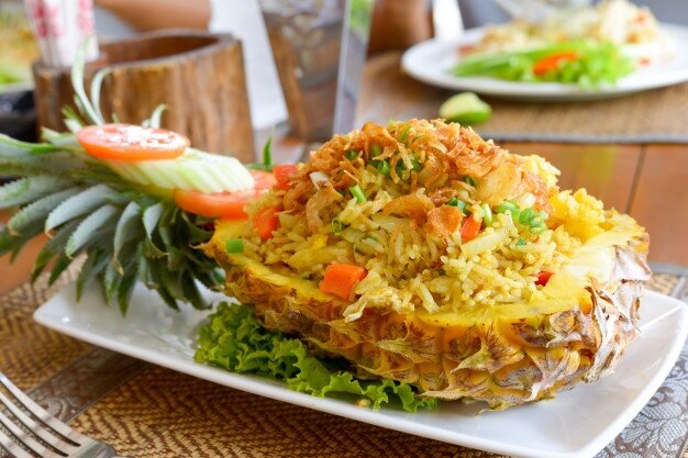 Кхау Пхат Саппарот – жареный рис с кусочками ананаса