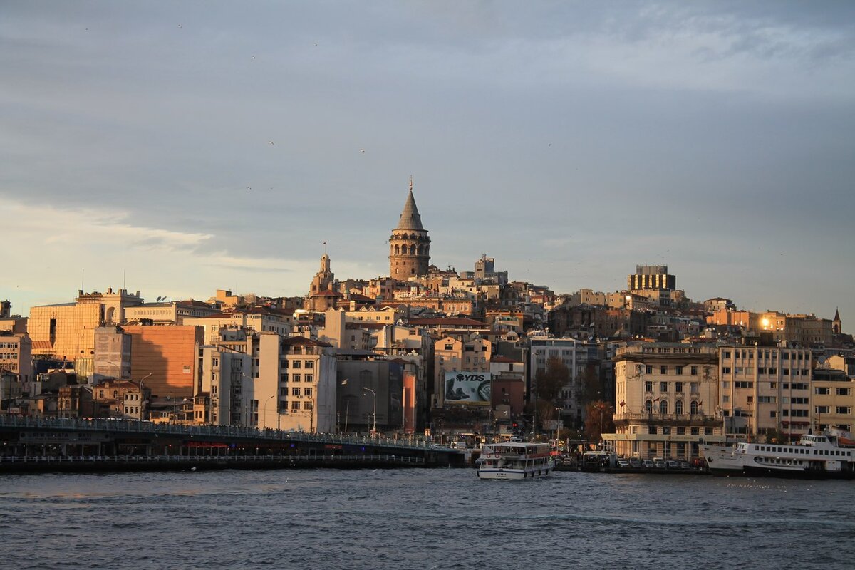 Башня Галата. Galata Kulesi. И мост Галата. Galata köprüsü.