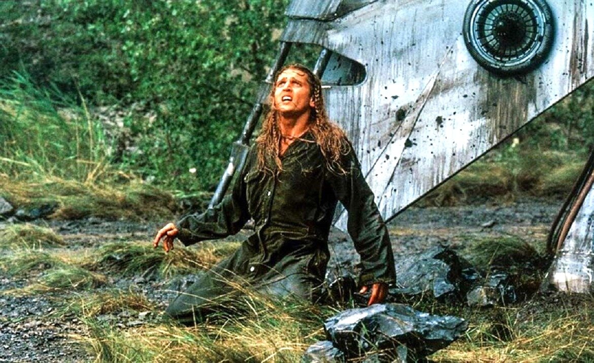 В этом мрачном будущем ничего хорошего с неба не падает... до поры до времени. 