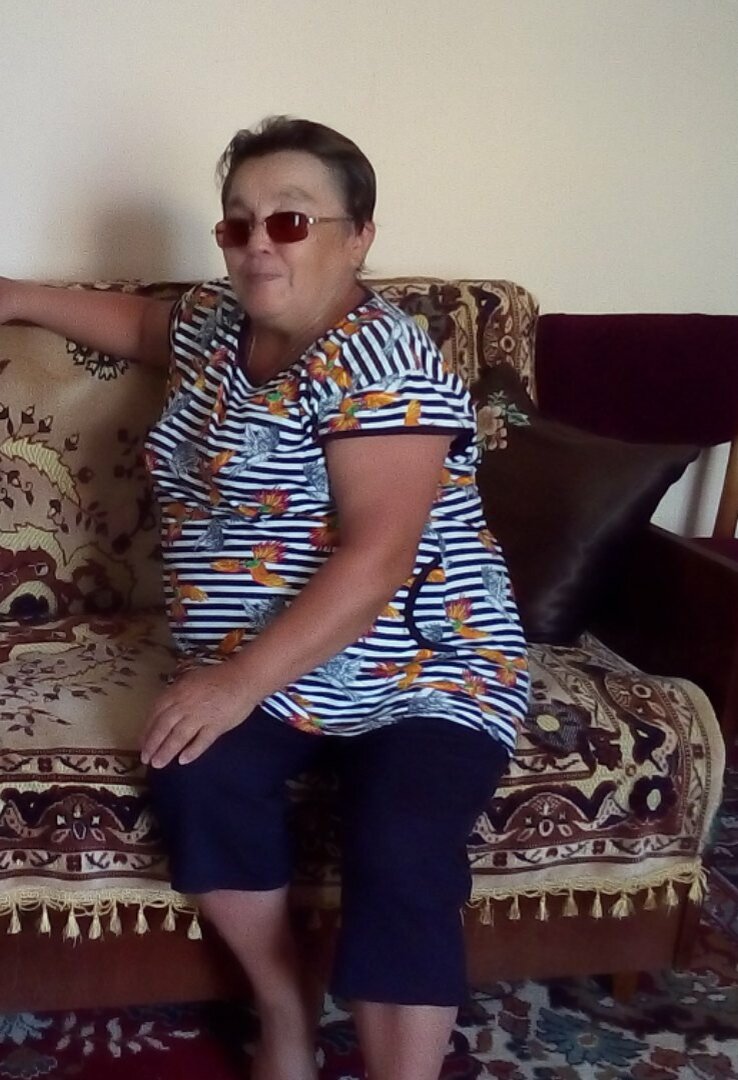 Дома,на мягком диване,-уютно,тепло и не страшно