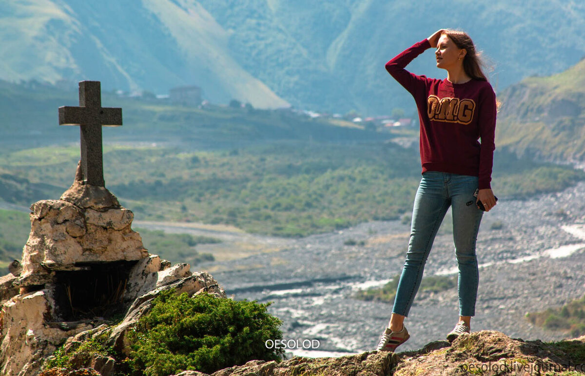 Смотровая площадка с крестом на Военно-Грузинской дороге.